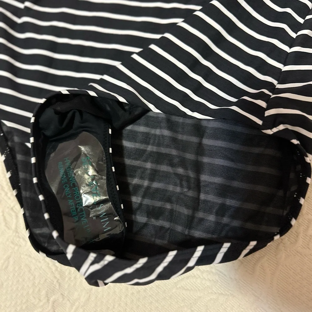 Sea Level Swim. Sealevelcharmarel Lace-Up. Size 8. Black and White - Picture 12 of 13